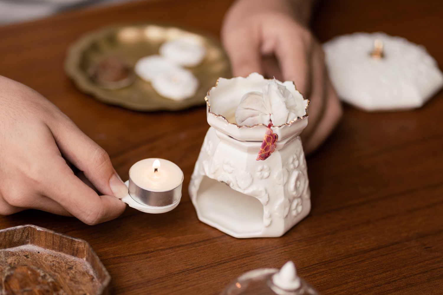 Aroma stove configured with a ceramic pot boiling an aroma bag
